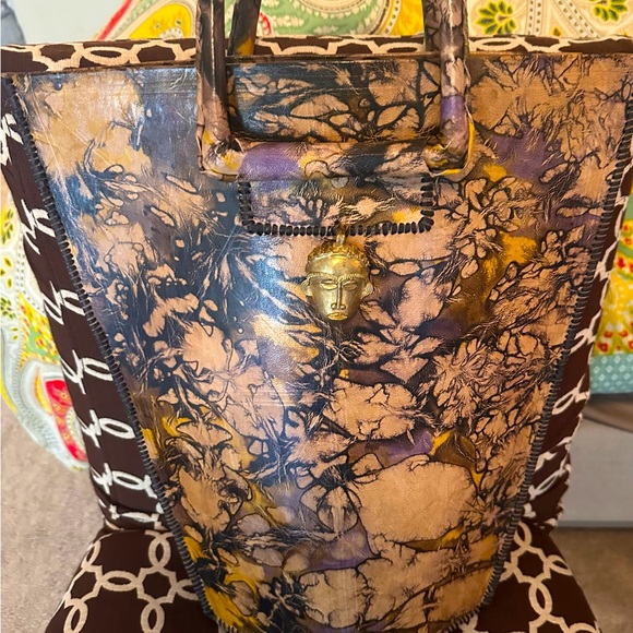 Authentic beautiful triangle shape molten lather type bag with orient decor - Picture 2 of 4